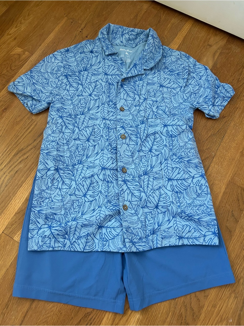 EUC Boys Tommy Bahama Blue Leaf Print Button-Up Shirt Set